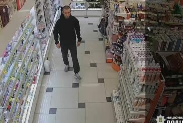 Молодий чоловік викрав товар із магазину в Тернополі: просять допомогти упізнати (ФОТО)