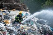 У Тернополі рятувальники продовжують гасити пожежу на стихійному сміттєзвалищі