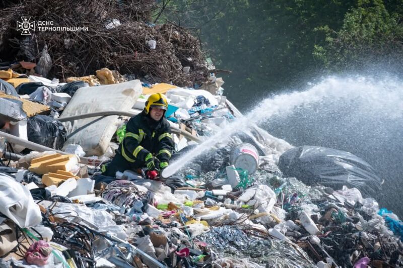 У Тернополі рятувальники продовжують гасити пожежу на стихійному сміттєзвалищі