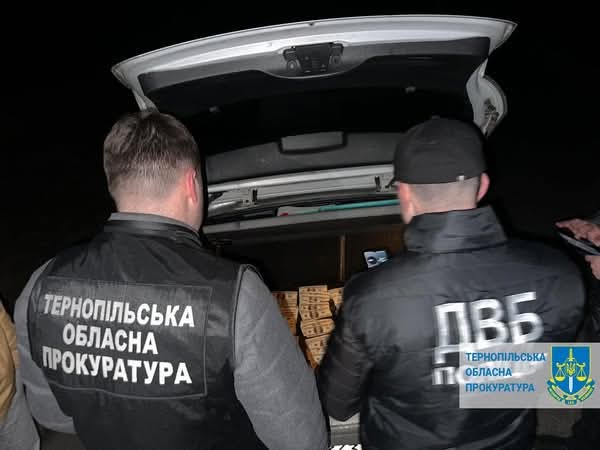 На Тернопільщині судитимуть поліцейського: взяв 17 500 доларів за документи для виїзду за кордон