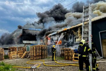 У Тернополі масштабна пожежа на Об'їзній: загорілися торговельно-складські приміщення