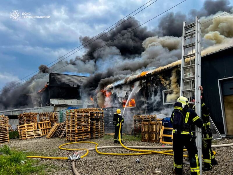 У Тернополі масштабна пожежа на Об’їзній: загорілися торговельно-складські приміщення