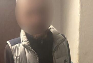 У Тернополі чоловік зайшов у магазин і почав красти товар, а потім влаштував штовханину з касиром