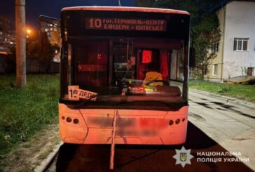 У Тернополі пенсіонерка зламала руку в... тролейбусі: що сталося