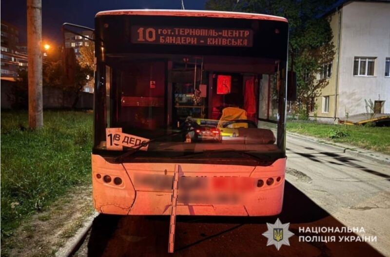 У Тернополі пенсіонерка зламала руку в… тролейбусі: що сталося