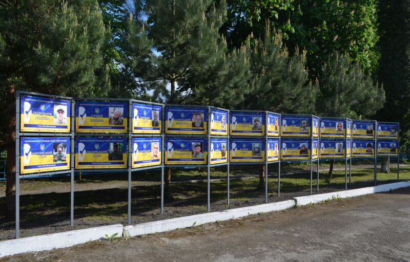 На Чортківщині встановили «Алею Надії» з портретами зниклих безвісти на війні захисників