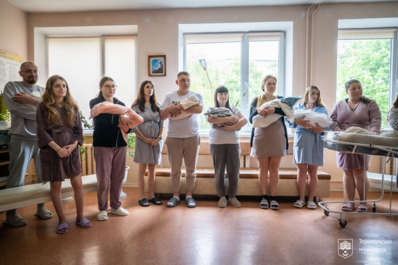 Тернопільські немовлята отримали свої перші вишиванки