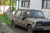 У Тернополі власників покинутих автомобілів просять прибрати транспорт із вулиць