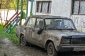 У Тернополі власників покинутих автомобілів просять прибрати транспорт із вулиць