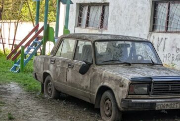У Тернополі власників покинутих автомобілів просять прибрати транспорт із вулиць