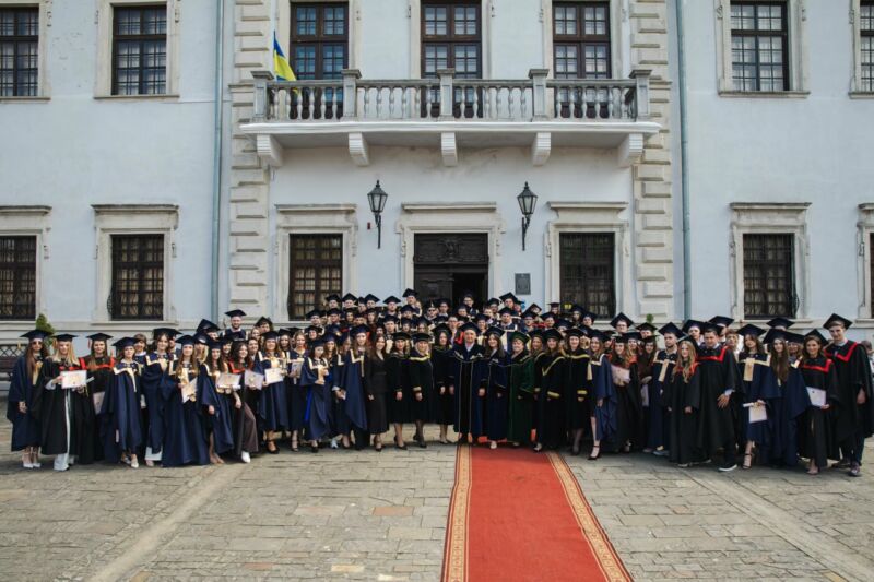 Успішної кар’єри: магістрам юридичного факультету ЗУНУ вручили дипломи