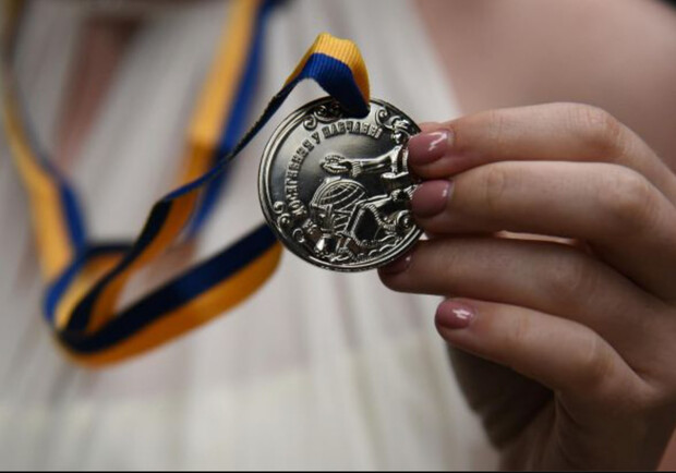 У Тернополі запровадять спеціальні відзнаки для найкращих випускників шкіл