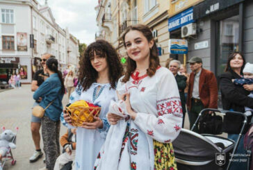 У Тернополі пасажири у вишиванках безкоштовно їздять у маршрутках і тролейбусах