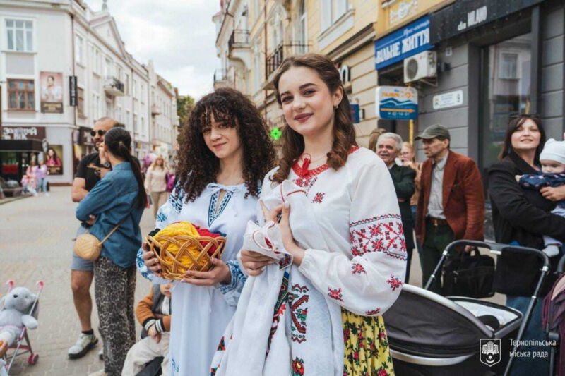У Тернополі пасажири у вишиванках безкоштовно їздять у маршрутках і тролейбусах