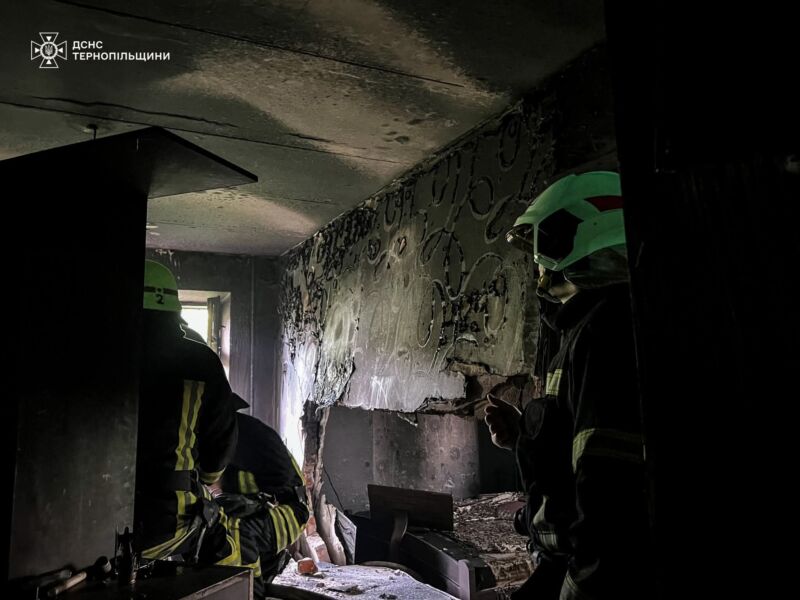 У Тернополі спалахнула пожежа після вибуху в багатоповерхівці, загинула жінка
