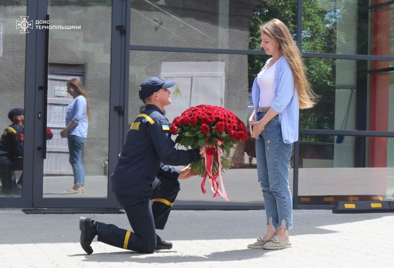 Рятувальник з Тернополя освідчився коханій і почув заповітне «Так!»