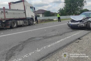 На Тернопільщині водійка влетіла у вантажівку, а водій збив велосипедиста