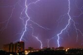 Що в жодному разі не можна робити під час грози: не всі це знають