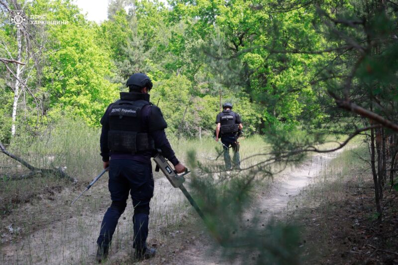 Тернопільські піротехніки очищають Харківщину від вибухонебезпечних предметів