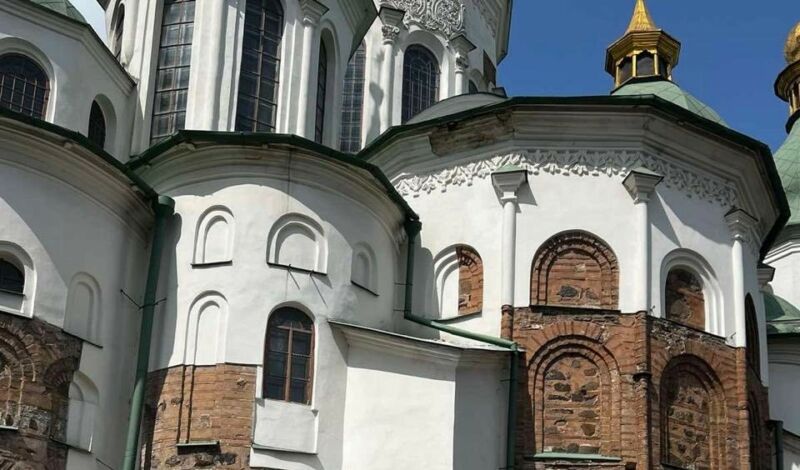 Вибухова хвиля пошкодила Софійський собор у Києві: росія веде війну проти української культури