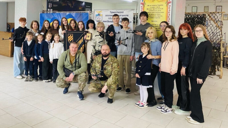 Тернопільська школа №16 придбала дрони для військових