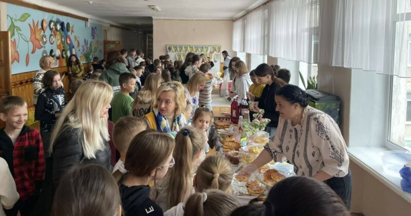Солодкий ярмарок: у тернопільській школі №10 зібрали понад 100 тисяч на техніку для військових