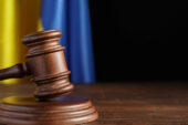Судитимуть жительку Кременеччини, яка обманом заволоділа грошима пораненого брата-військового