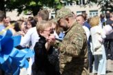 «Ми ним пишаємось»: офіцер Нацгвардії Тарас Євтіхов повернувся у рідну школу в Тернополі на свято останнього дзвоника