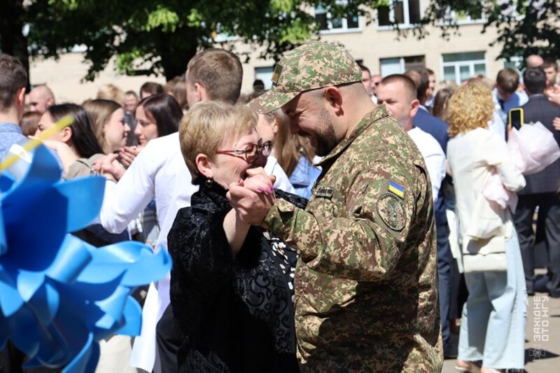«Ми ним пишаємось»: офіцер Нацгвардії Тарас Євтіхов повернувся у рідну школу в Тернополі на свято останнього дзвоника