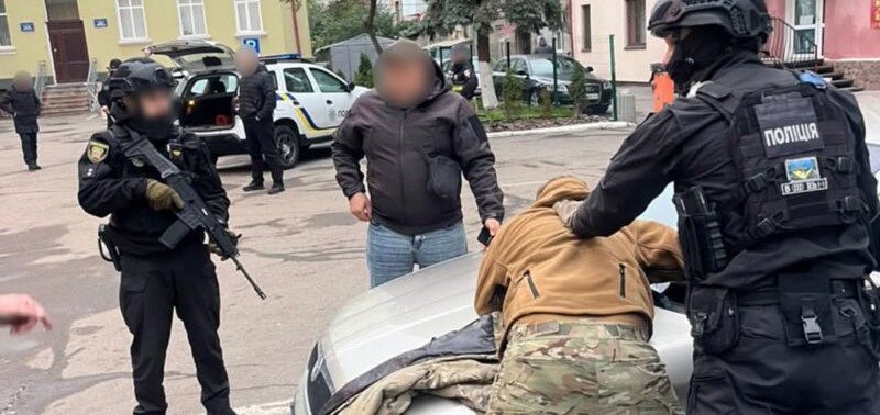 До затриманих НД