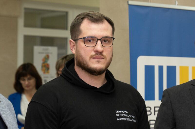 фото звільнився